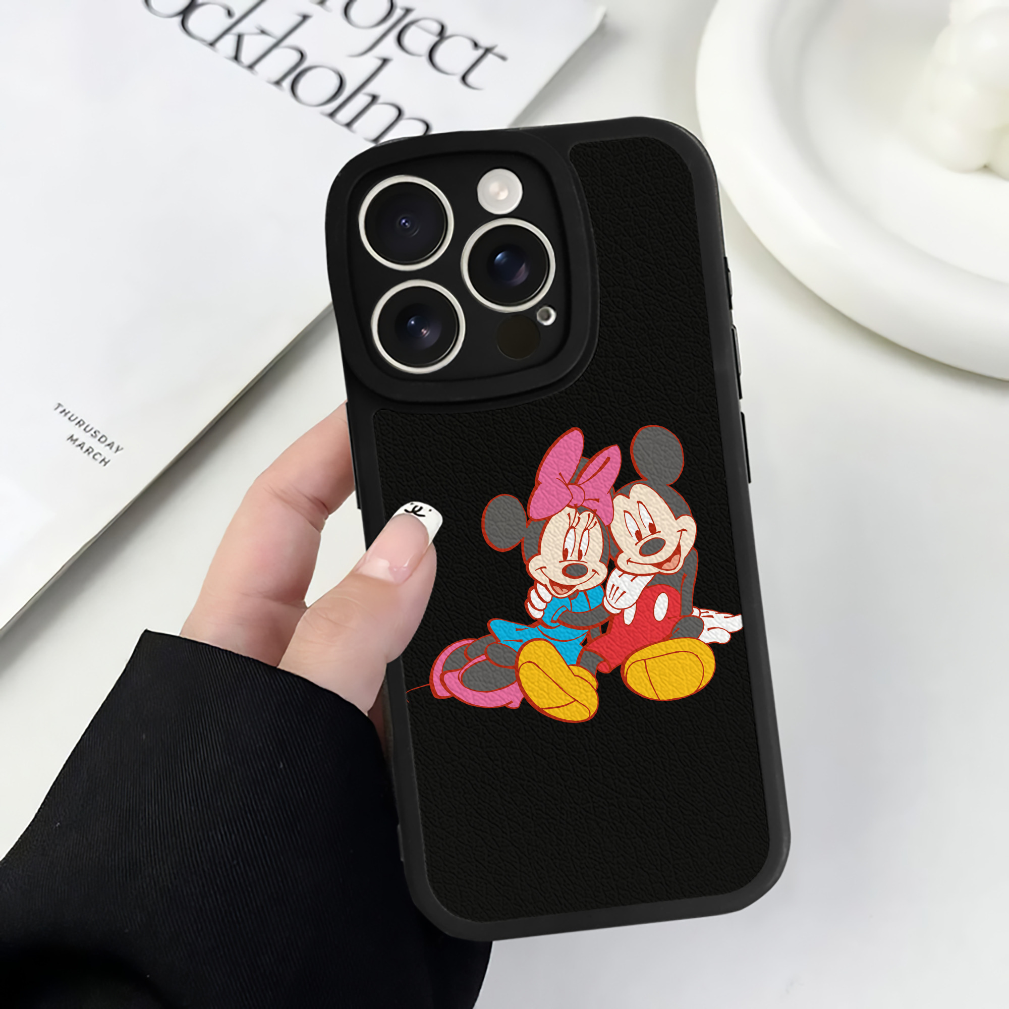 （画像用） ミッキーマウス Mickey Mouse 【iPhone 16シリーズ対応】シリコンスマホケース（レザー調） 材質：シリコン